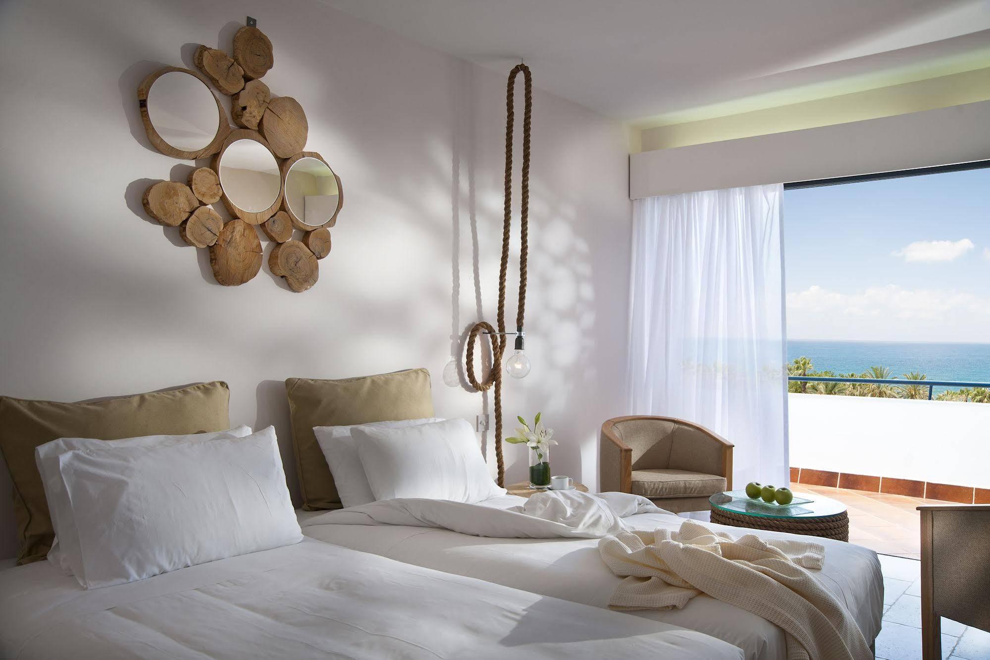 Otel Azia &